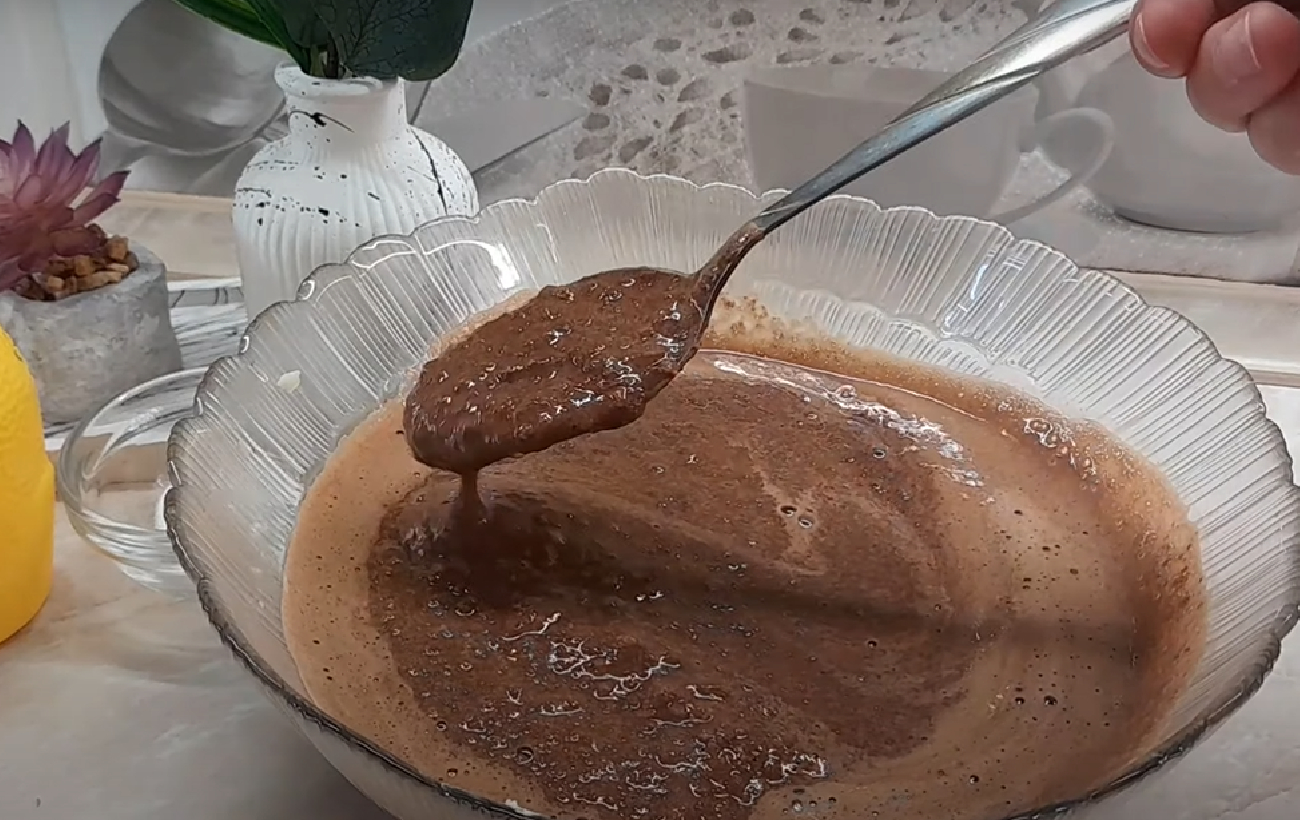 Яблучний брауні без борошна і цукру: рецепт ароматної випічки для чаю чи кави